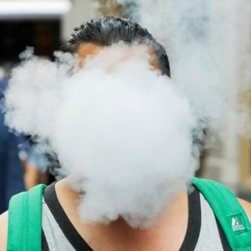 Vícenež 2 miliony amerických dospívajících používají e-cigarety, čtvrtina denně, CDC a FDAnajít